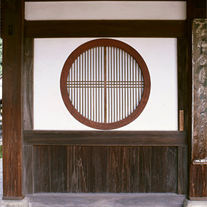 <b>円窓</b>「日・月」を象徴しています。他の諸堂にも同じ大きさの円窓が設けられています。