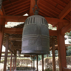 <b>合山鐘（がっさんしょう）</b>開山堂の正面回廊の途中に吊るされている雲文梵鐘のこと。開山堂、寿蔵、舎利殿で行われる儀式の出頭以外には鳴らされません。