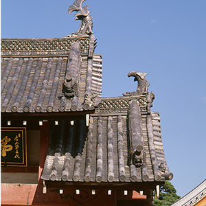 <b>摩伽羅（まから）</b>摩伽羅とは、ガンジス河の女神の乗り物で、そこに生息するワニをさす言葉。水辺の動物の中で一番強力であるため、アジアでは聖域結界となる入り口の門、屋根、そして仏像などの装飾としてよく使われます。